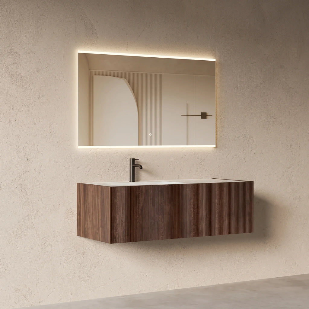Meuble vasque suspendu Lorel 120 cm – Bois cannelé noyer et résine blanc mat