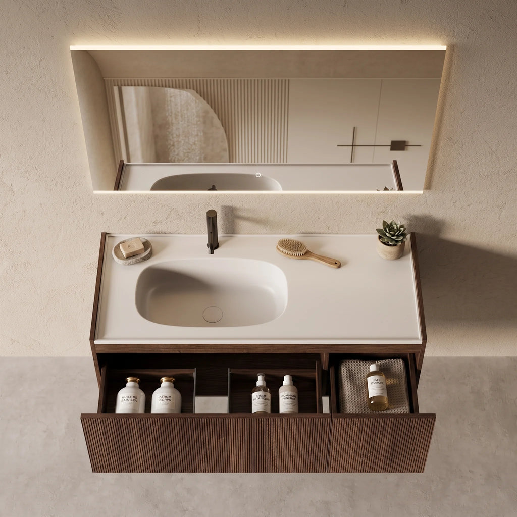 Meuble vasque suspendu Lorel 120 cm – Bois cannelé noyer et résine blanc mat